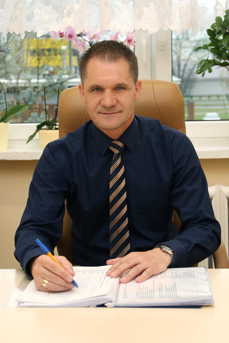 Kierownik kształcenia praktycznego ubrany w elegancki strój