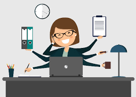 Kobieta pracująca przy biurku w sekretariacie 