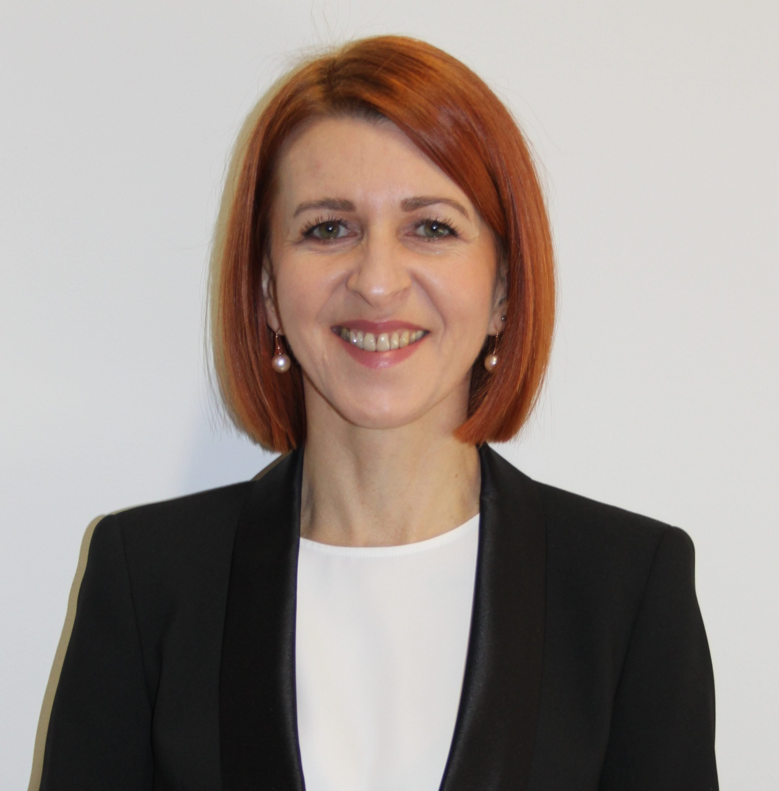 wicedyrektor ubrana w elegancki strój