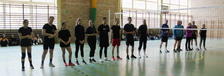 Mecz charytatywny w piłce siatkowej - nauczyciele przeciw uczniom