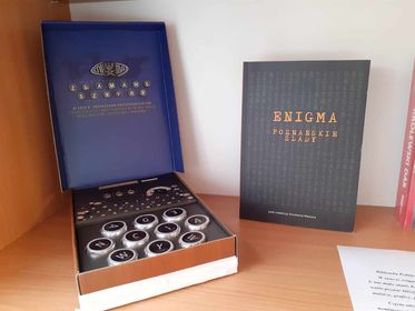 Półka z przedstawionym komputerem Enigma 