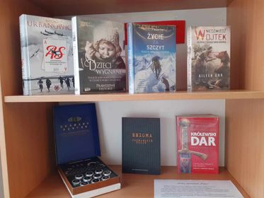 Półka z książkami 