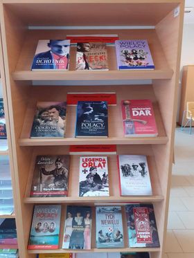 Półka z książkami 