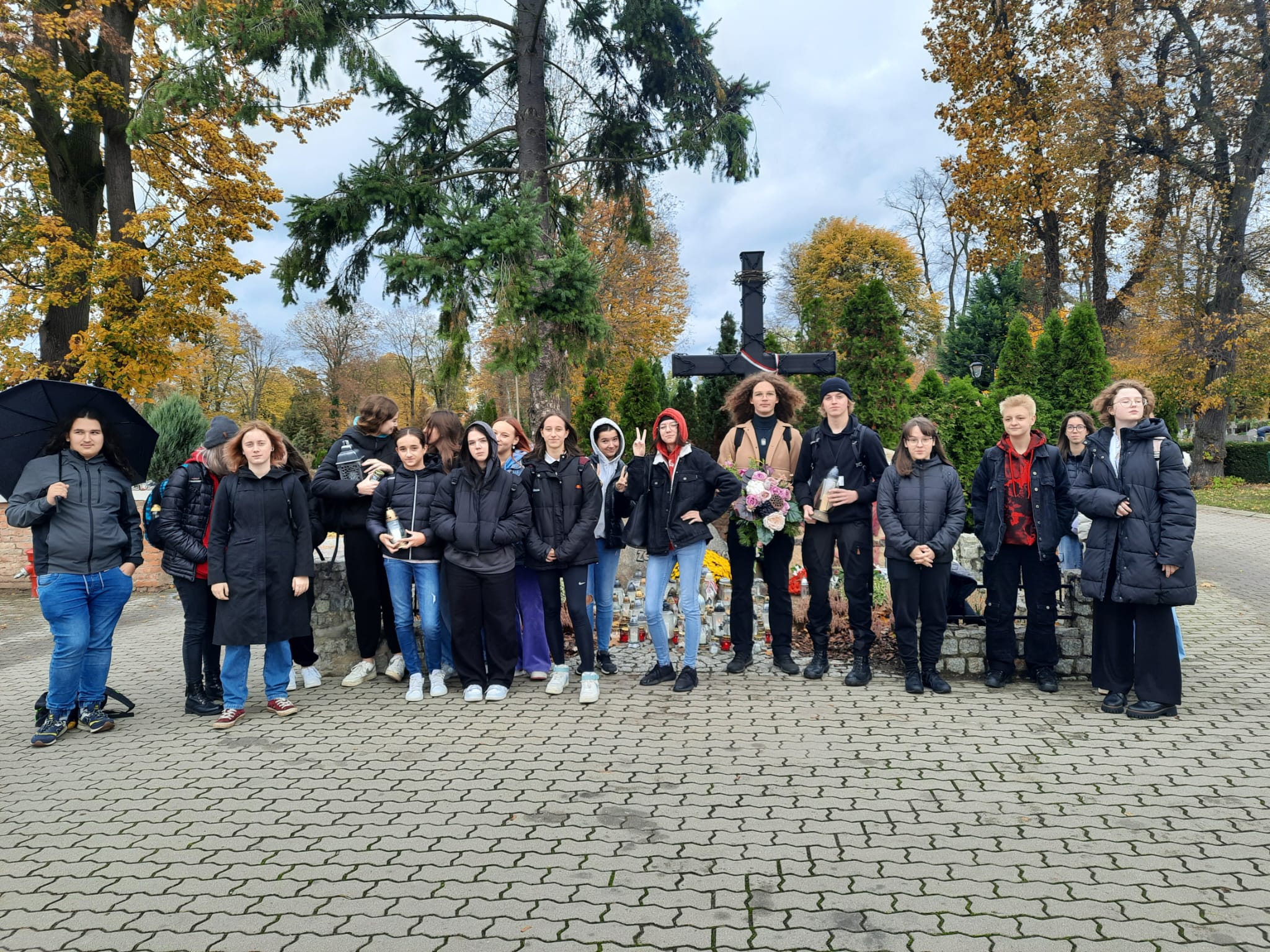 Wolontariusze z naszej szkoły porządkowali groby