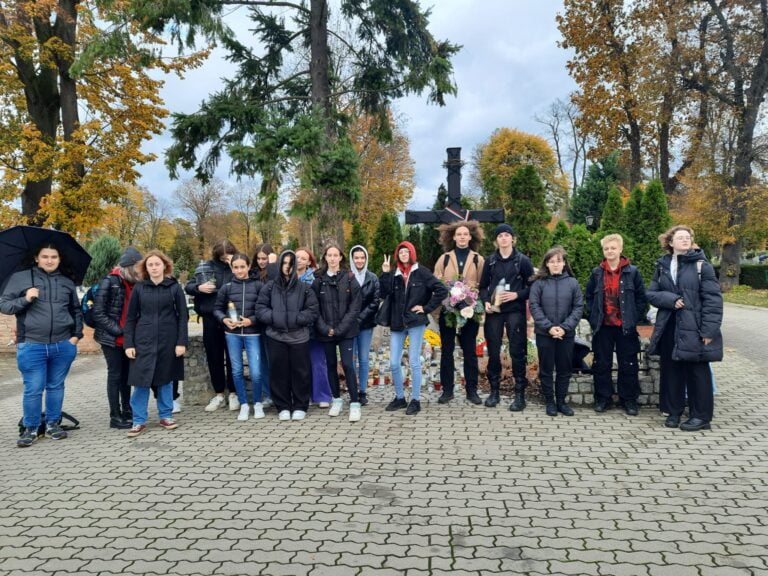 Wolontariusze z naszej szkoły porządkowali groby
