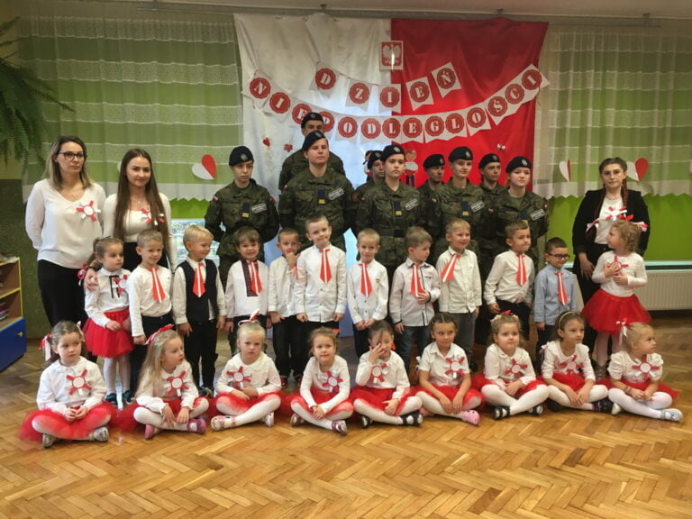 Klasa 3A świętuje Dzień Niepodległości w Przedszkolu nr 3 w Lubinie