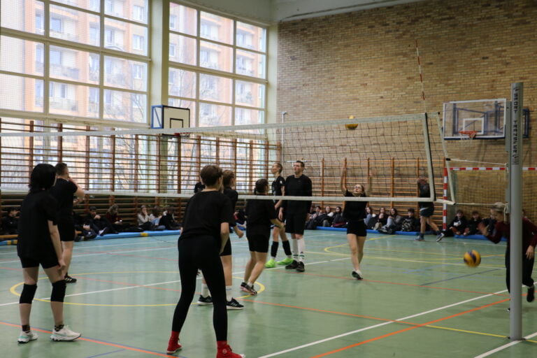 Mecz charytatywny w piłkę siatkową "Nauczyciele kontra uczniowie''