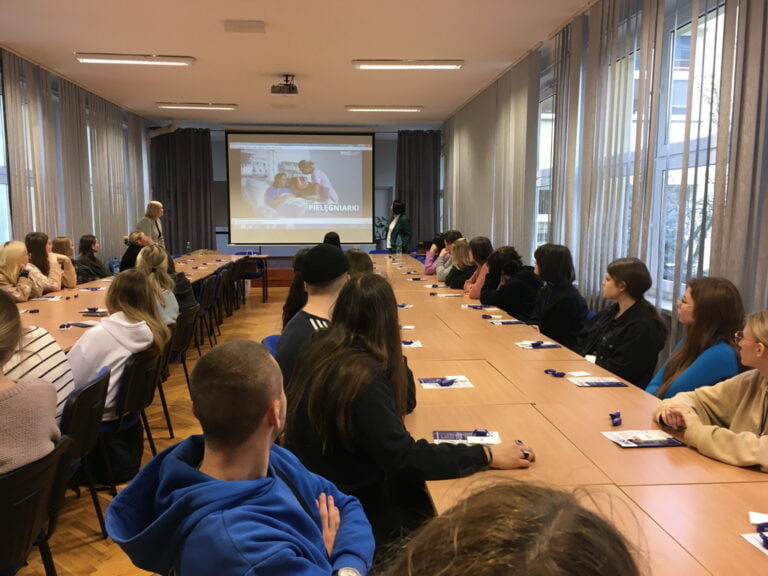 Spotkanie uczniów klas maturalnych Dyrektorami Instytutów PANS w Głogowie