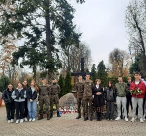 Wolontariusze z naszej szkoły porządkowali groby