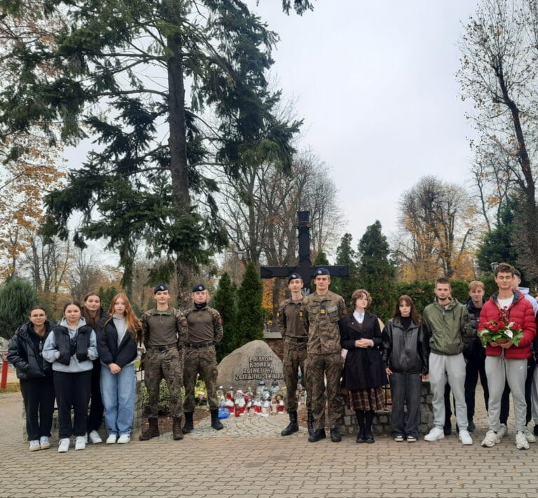 Wolontariusze z naszej szkoły porządkowali groby