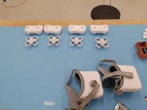 4 pady, 4 białe drony, 2 okulary vr