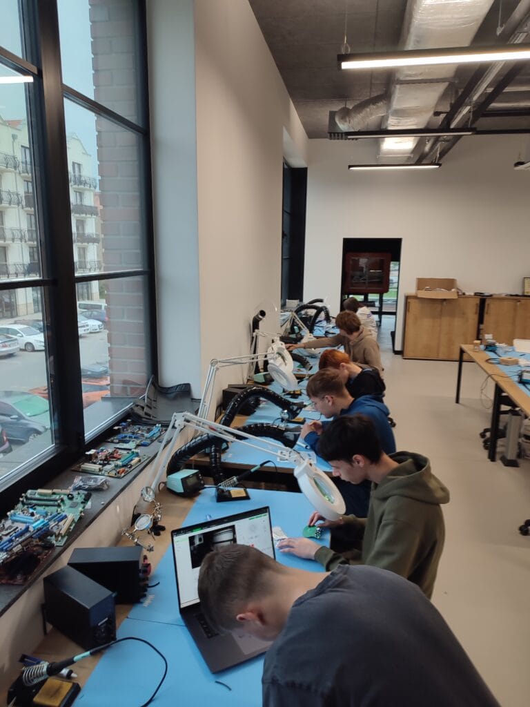 Uczniowie korzystają ze stacji lutowniczych