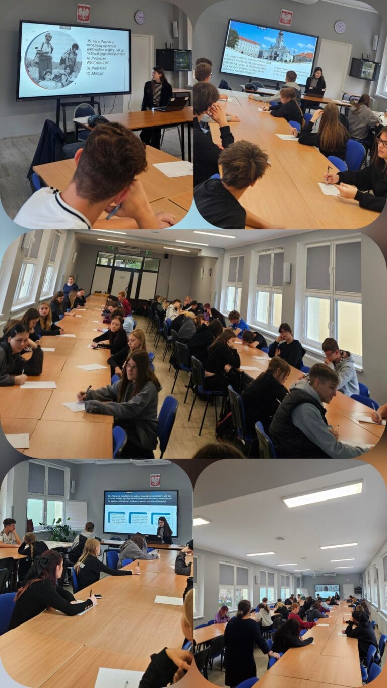 Kilka zdjęć z zajęć w sali konferencyjnej. Uczniowie siedzą przy długich stołach, piszą na kartkach i słuchają prowadzącej. Na ekranie widać slajdy prezentacji – jeden przedstawia ilustrację historyczną z tekstem, inny pokazuje zdjęcie budynku oraz kolejny zawiera treści edukacyjne. Sala jest jasna, z dużymi oknami i białymi ścianami, na ścianie widoczny jest godło Polski.