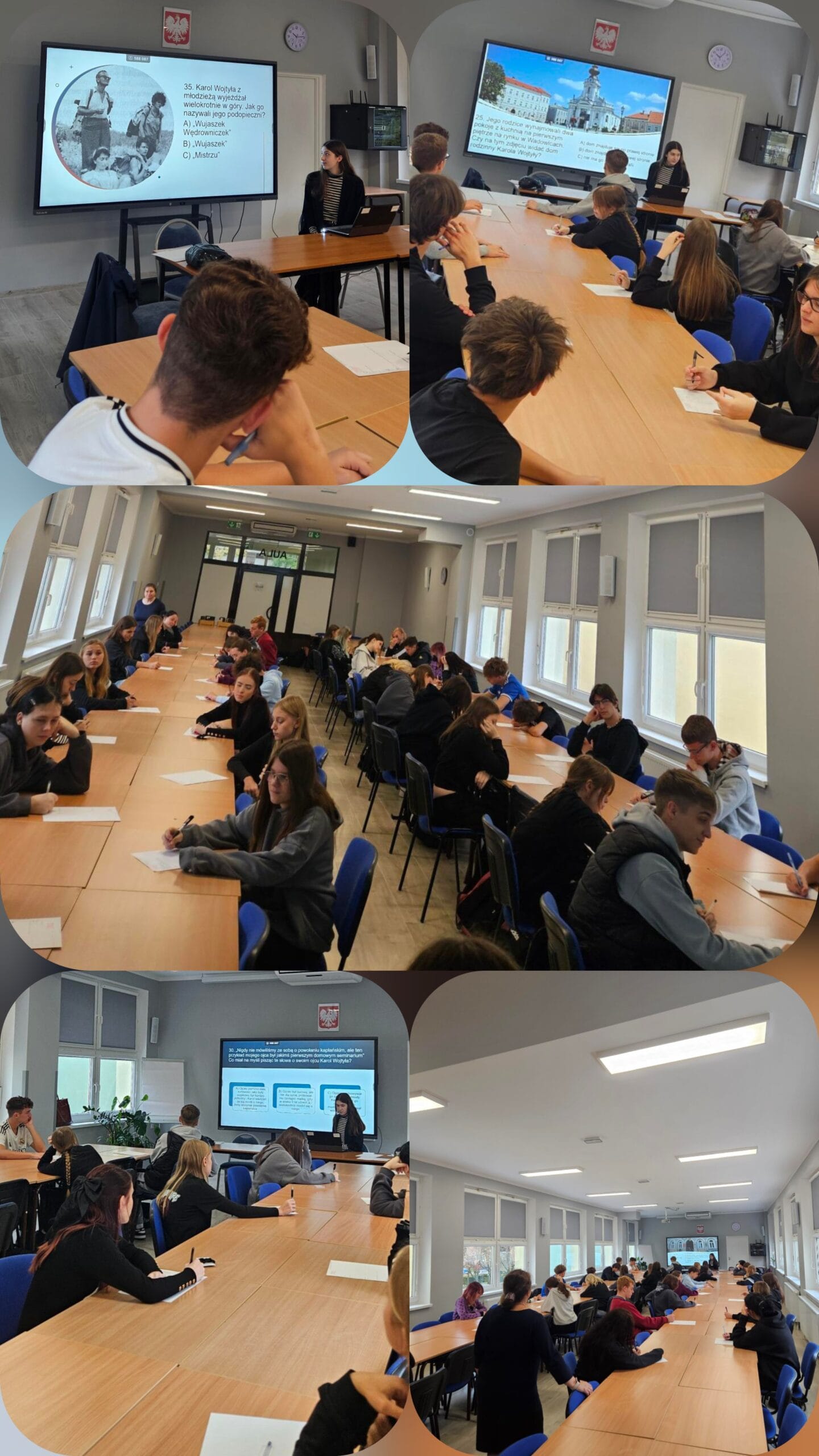 Kilka zdjęć z zajęć w sali konferencyjnej. Uczniowie siedzą przy długich stołach, piszą na kartkach i słuchają prowadzącej. Na ekranie widać slajdy prezentacji – jeden przedstawia ilustrację historyczną z tekstem, inny pokazuje zdjęcie budynku oraz kolejny zawiera treści edukacyjne. Sala jest jasna, z dużymi oknami i białymi ścianami, na ścianie widoczny jest godło Polski.