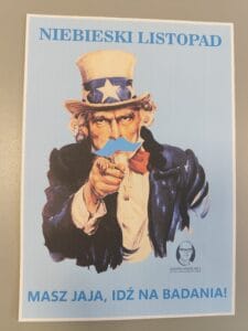 Plakat kampanii zdrowotnej z ilustracją w stylu Uncle Sam, wskazującą palcem w stronę odbiorcy. U góry napis: ‘NIEBIESKI LISTOPAD’. Na dole napis: ‘MASZ JAJA, IDŹ NA BADANIA!’. W prawym dolnym rogu znajduje się logo Zespołu Szkół