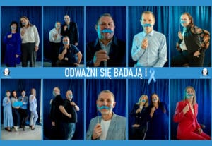 Kolaż zdjęć przedstawiający osoby pozujące na tle niebieskiej zasłony w ramach kampanii profilaktycznej. Każda osoba trzyma w dłoni niebieski wąs – symbol akcji Movember. Na środku znajduje się napis ‘Odważni się badają!’ z niebieską wstążką, symbolem profilaktyki nowotworów