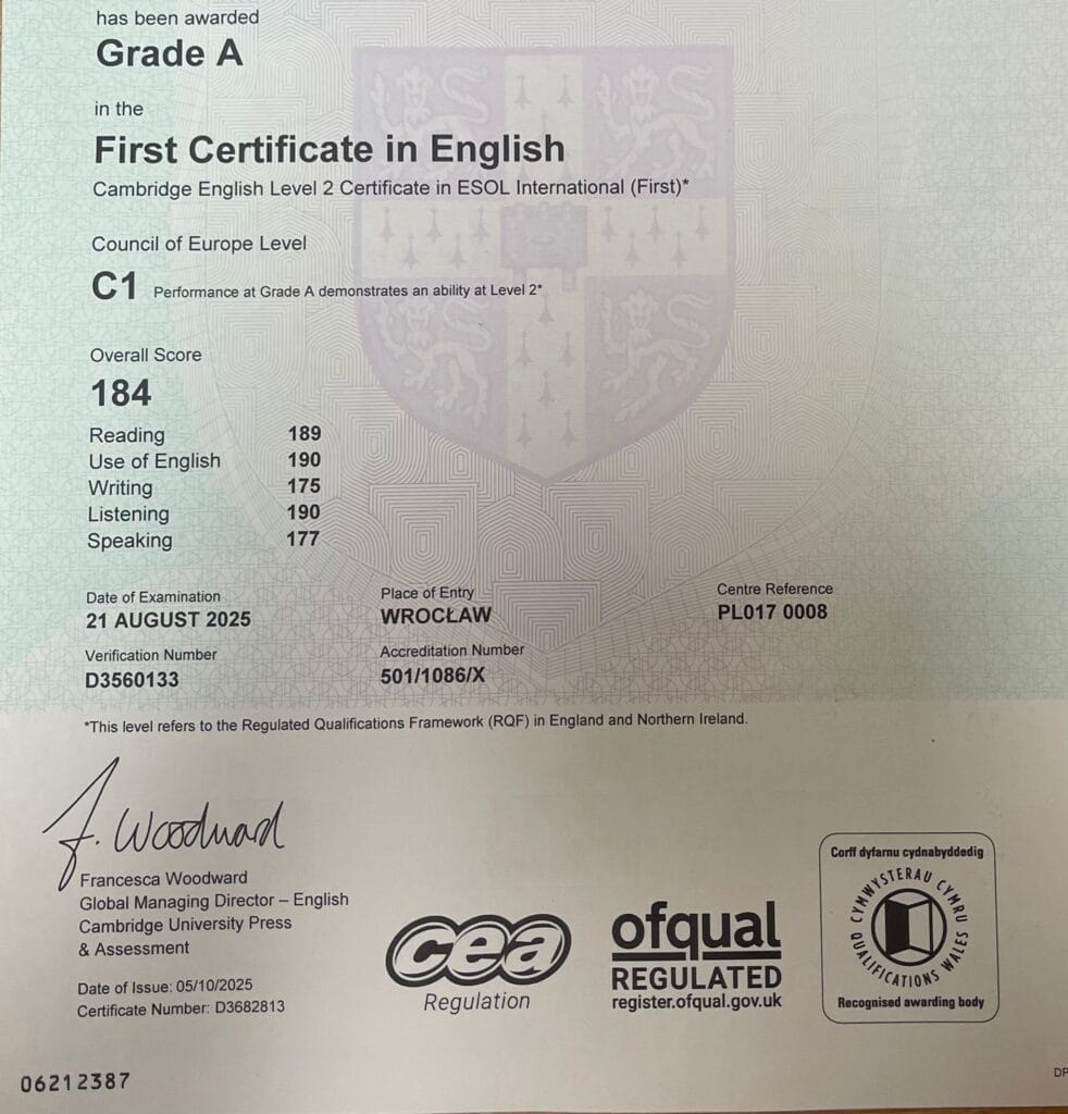 Certyfikat Cambridge English First (FCE) z oceną Grade A na poziomie C1. Widoczne szczegóły: wynik ogólny 184, Reading 189, Use of English 190, Writing 175, Listening 190, Speaking 177. Data egzaminu: 21 sierpnia 2025, miejsce: Wrocław. Na dole podpis Francesca Woodward oraz logotypy Cambridge, CEA i Ofqual.”