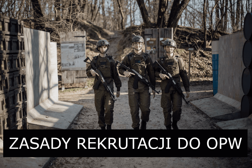 Trzech kadetów w pełnym oporządzeniu taktycznym z bronią, idących ścieżką na terenie szkoleniowym. Na dole napis: ZASADY REKRUTACJI DO OPW