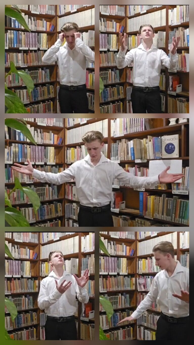 Kolaż pięciu zdjęć przedstawiających młodego mężczyznę w białej koszuli na tle regałów z książkami w bibliotece. Na każdym zdjęciu pokazuje on inne, ekspresyjne gesty rąk i emocje: trzyma się za głowę, wznosi ręce do góry, szeroko je rozkłada oraz gestykuluje podczas przemawiania