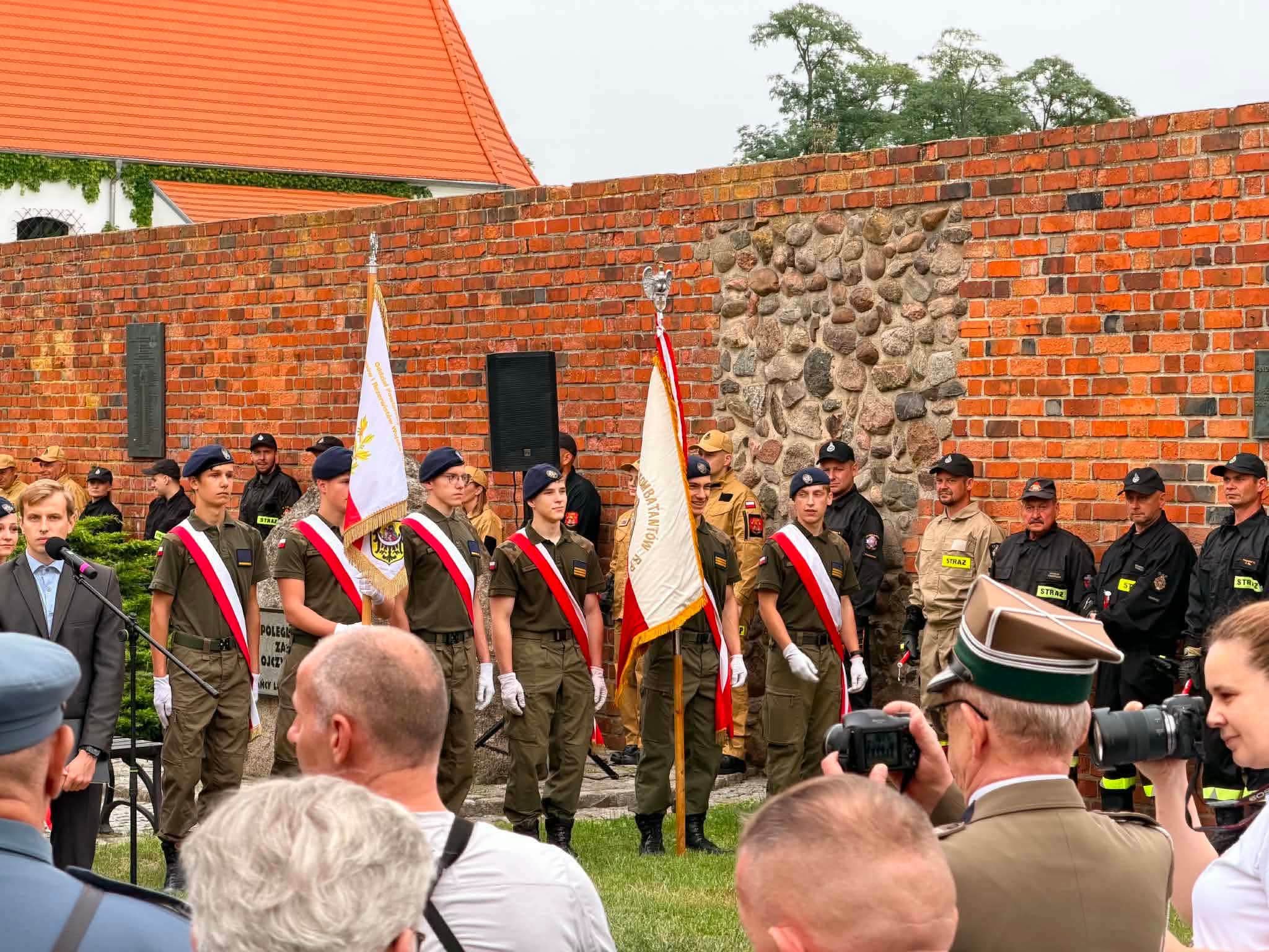 Poczty sztandarowe oraz uczestnicy uroczystości rocznicy Powstania Warszawskiego podczas apelu przy murze pamięci